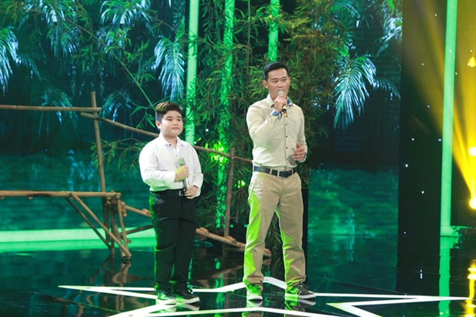 Cô bé hát khiến giám khảo nổi da gà đoạt giải nhất 30 triệu đồng - 2 Anh Thanh Liêm và con trai, Gia Định.