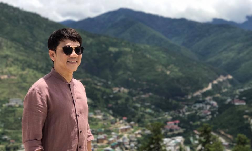 NSƯT Thành Lộc từng chết đi sống lại năm 4 tuổi, phải làm con gái năm 6 tuổi - 3 NSƯT Thành Lộc trong chuyến hành hương về đất Phật mới đây. Ảnh: FBNV.