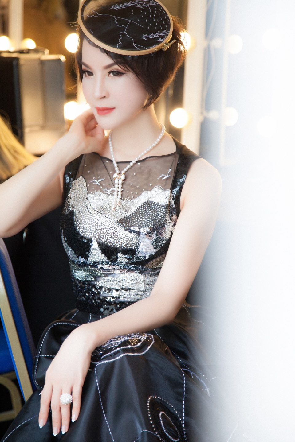 Những viên đá pha lê cao cấp này được bàn tay khéo léo của những người thợ khuyết tật đính kết tỉ mỉ tạo thành những bức tranh phong cảnh nhỏ về hình ảnh đồi thông của Đà Lạt. Bộ váy của Thanh Mai có giá khoảng 5.000 USD (hơn 100 triệu đồng).