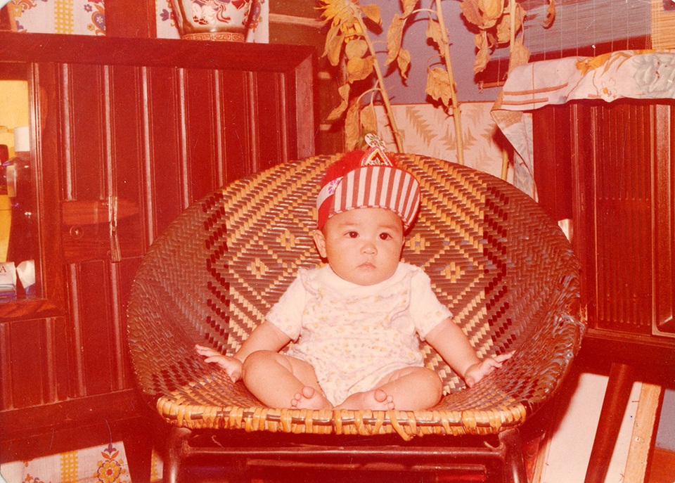 Hình ảnh đáng yêu thời bé của Thanh Ngọc lần đầu tiên được cô chia sẻ. Thanh Ngọc sinh năm 1983, quê Tiền Giang.