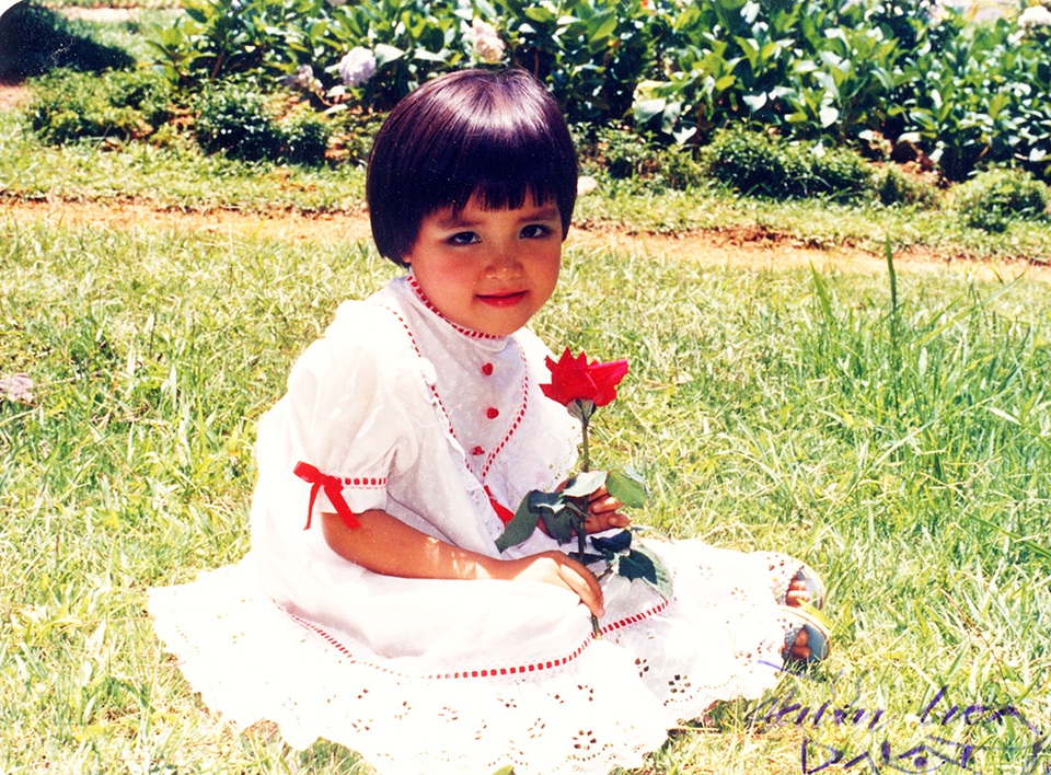 Và nữ ca sĩ khi bé cũng có phần điệu đà, xinh đẹp khi đi du lịch cùng gia đình