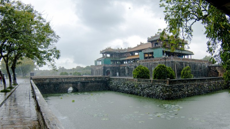 Mưa Huế đem lại không khí trầm buồn, man mác, cho cảnh vật.