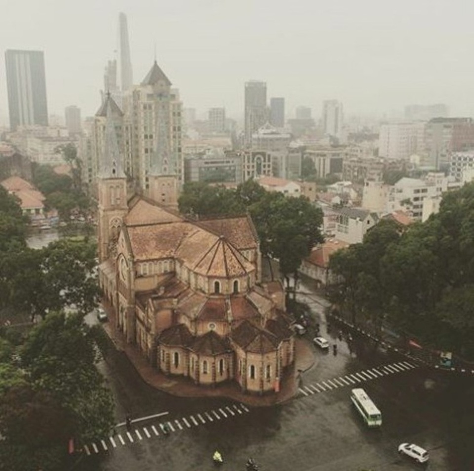 Sài Gòn nhìn từ trên cao qua màn mưa mỏng đang giăng mắc khắp đất trời.