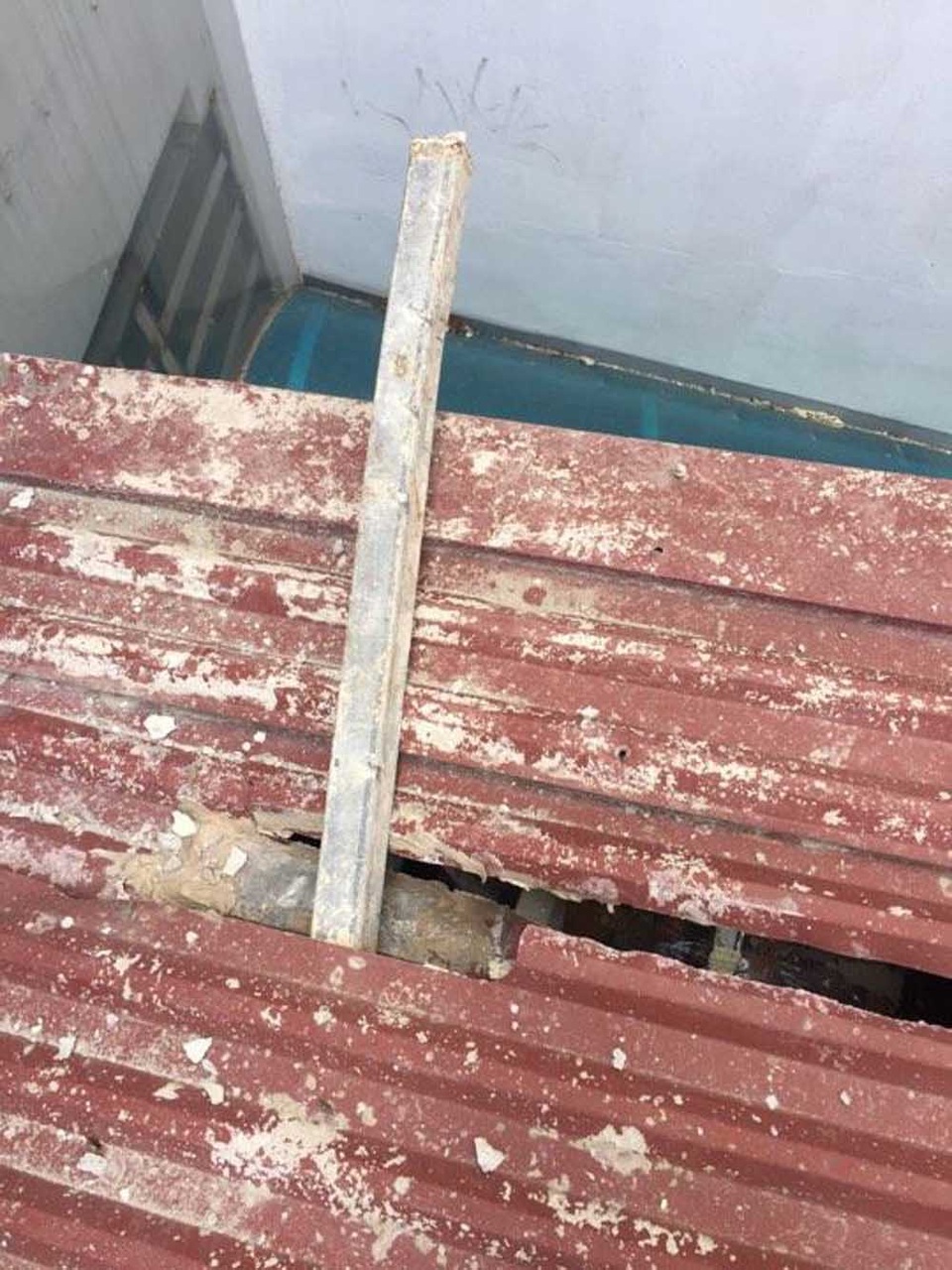 Hà Nội: Hú vía vì bị hai thanh sắt xuyên thủng mái nhà trong đêm - 4 Phần mái nhà ông Trung bị hư hỏng.