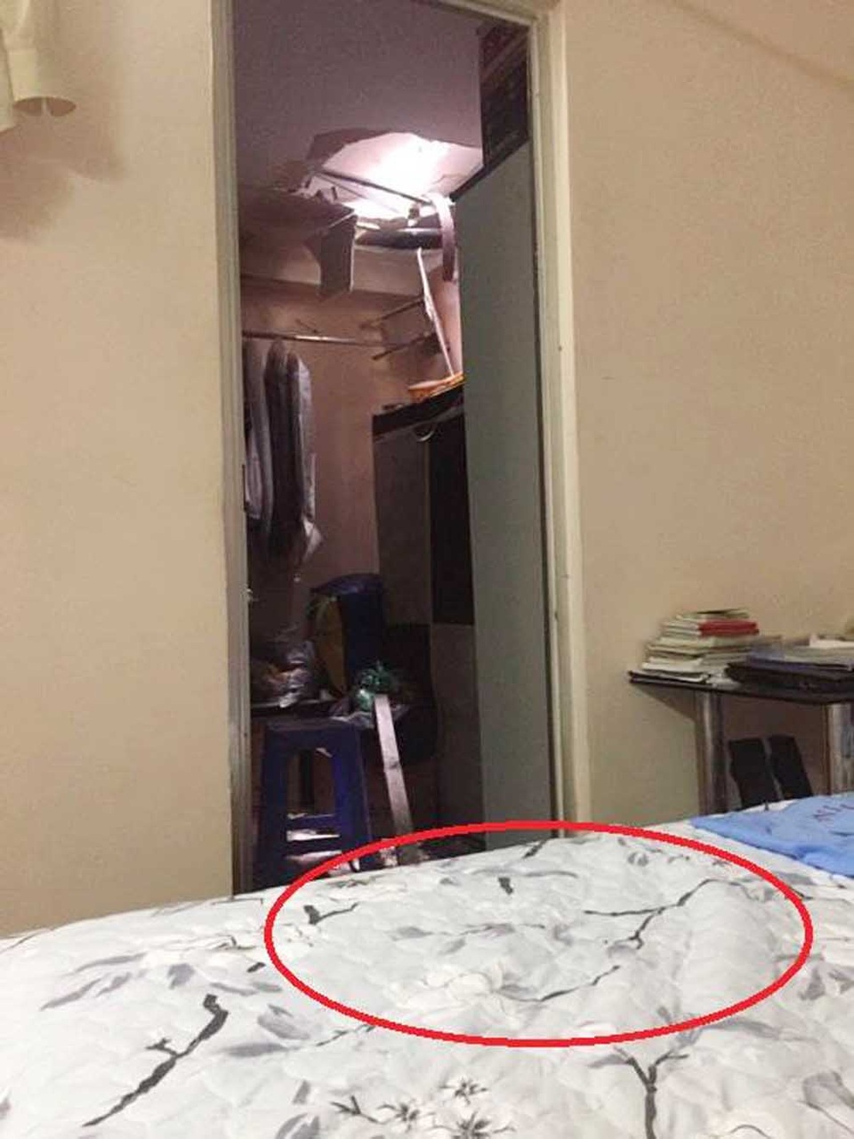 Hà Nội: Hú vía vì bị hai thanh sắt xuyên thủng mái nhà trong đêm - 3 Hai thanh sắt rơi cách chỗ nằm của ông Trung vài chục cm.