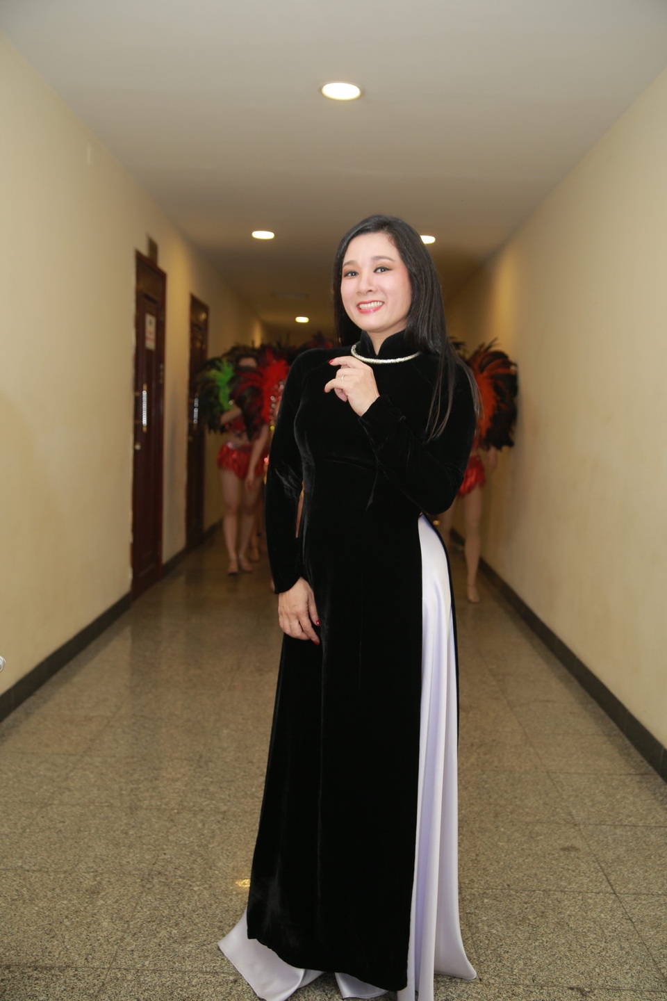 MC Thảo Vân bất ngờ diện đồ bà ba sặc sỡ, khoe giọng hát “ngọt lịm” - 10 MC Thảo Vân bất ngờ diện đồ bà ba sặc sỡ, khoe giọng hát “ngọt lịm” - 10