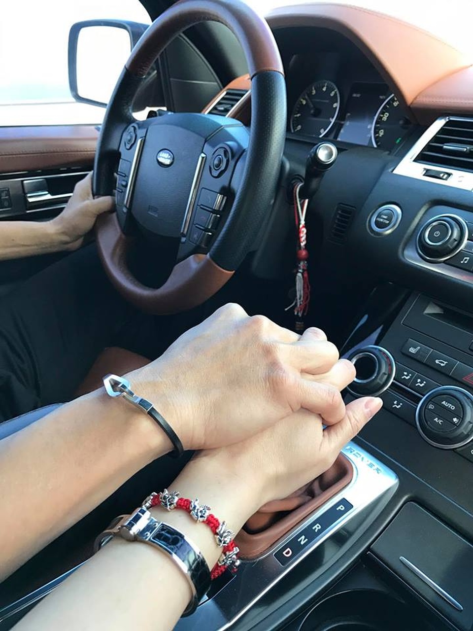 
Thanh Thảo chia sẻ cái nắm tay ngọt ngào và những lời tâm sự hết sức ngọt ngào dành cho người yêu được ghi tắt tên của cô: Đây là Valentine đầu tiên của chúng ta, cảm ơn các anh đã luôn ở bên cạnh em. Khi em cảm thấy không khỏe và anh vẫn đang ở đây chăm sóc em. Mỗi khi em buồn hay vui anh luôn bên cạnh an ủi em, ngay cả khi tôi trông xấu xí anh vẫn nói là em đẹp (những lời nói ngọt ngào). Có đêm tối để chúng ta có thể biết ý nghĩa của ngày tươi sáng, có sự mất mát để chúng ta trân trọng niềm vui... có em để anh trân trọng tình yêu.

Hứa với em, em muốn thức dậy mỗi buổi sáng và nhìn thấy anh bên cạnh tôi. Yêu anh T.
