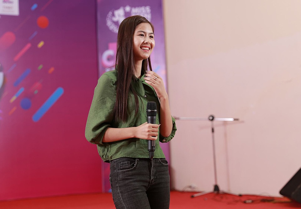 “Hot girl chân khoèo” Thanh Thư cùng ca sĩ Emily tạo dáng “huyền thoại” - 4 Góc nghiêng xinh đẹp của hot girl chân khoèo