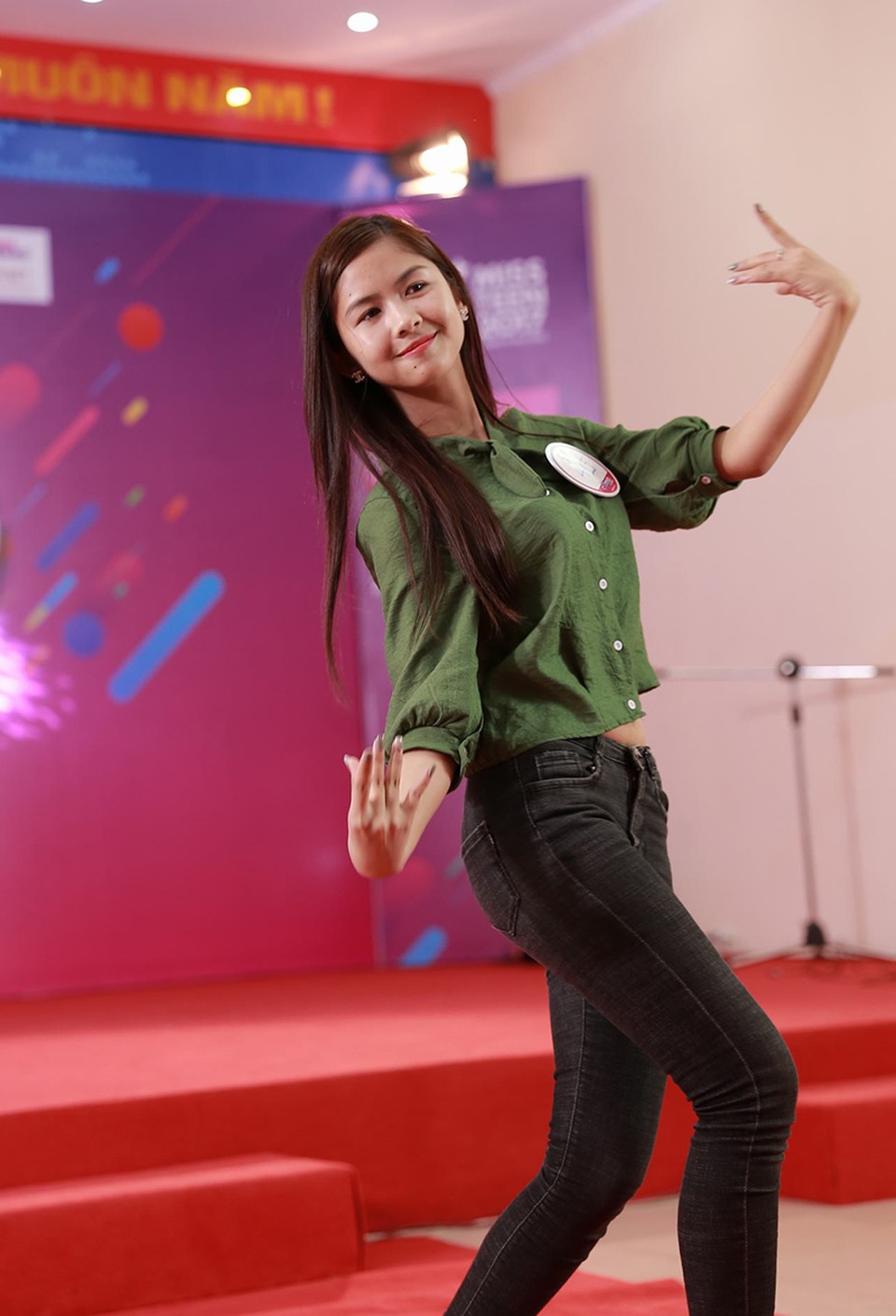 “Hot girl chân khoèo” Thanh Thư cùng ca sĩ Emily tạo dáng “huyền thoại” - 6 Thanh Thư ngẫu hứng múa một điệu theo yêu cầu của BGK