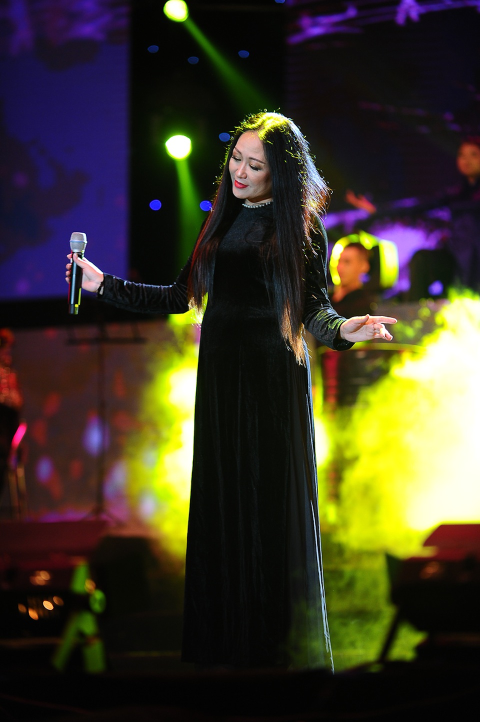 Giọt nước mắt quê hương được giọng ca Thanh Trà thể hiện chân thật, nhiều cảm xúc.