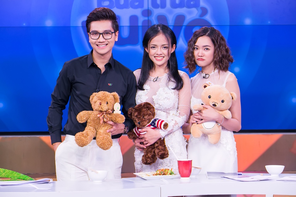 Diễn viên làm mẹ đơn thân ở tuổi 20 khóc nức nở trong “Bữa trưa vui vẻ” - 4 Chụp ảnh kỷ niệm cùng 2 MC ở cuối chương trình.