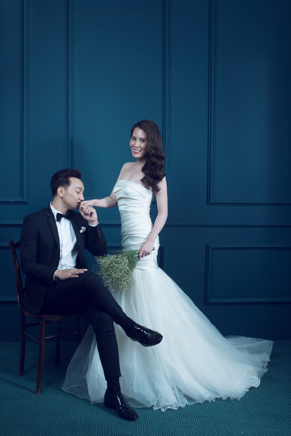 MC Thành Trung: “Sau nửa năm cưới, chúng tôi vẫn chưa thể đi trăng mật” - 2 Ít ai biết rằng, quyết định chuyển hướng để rồi thăng hoa trong sự nghiệp MC của nam nghệ sĩ đã gắn bó một cách rất tình cờ nhưng mật thiết với Ngọc Hương - người vợ tiếp viên hàng không 9x xinh đẹp mà anh vừa kết hôn cách đây không lâu. MC Thành Trung cho rằng, sự trùng hợp thú vị là anh có sự nghiệp chuyển hướng, thăng hoa sau khi yêu và kết hôn với vợ.