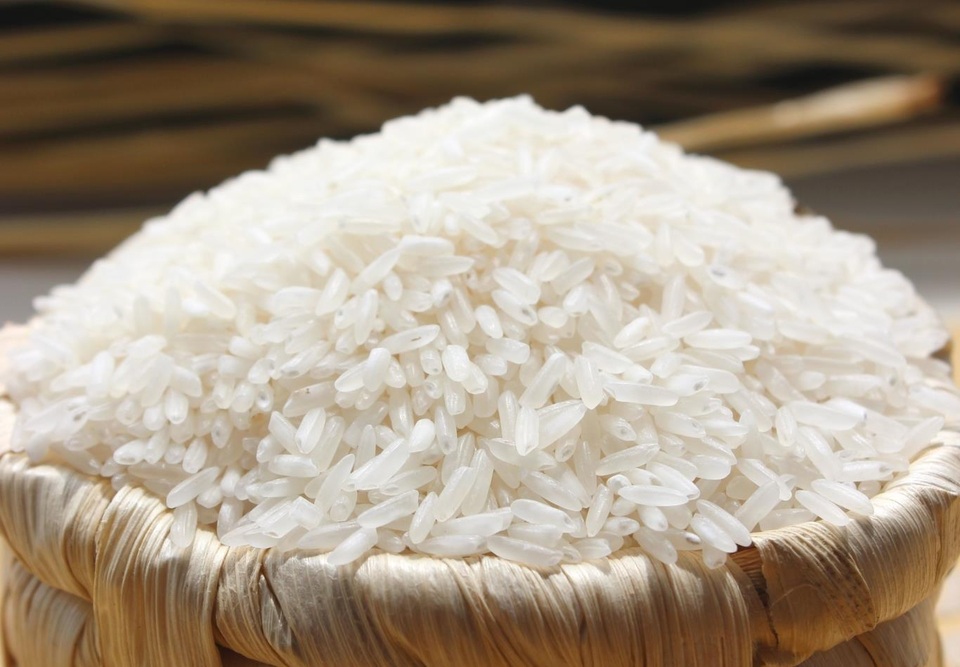 Những sai lầm tai hại khi nấu cơm bà nội trợ nào cũng mắc - 1 Bạn nên chọn gạo mẩy đều, màu trắng tự nhiên. (Ảnh minh họa)