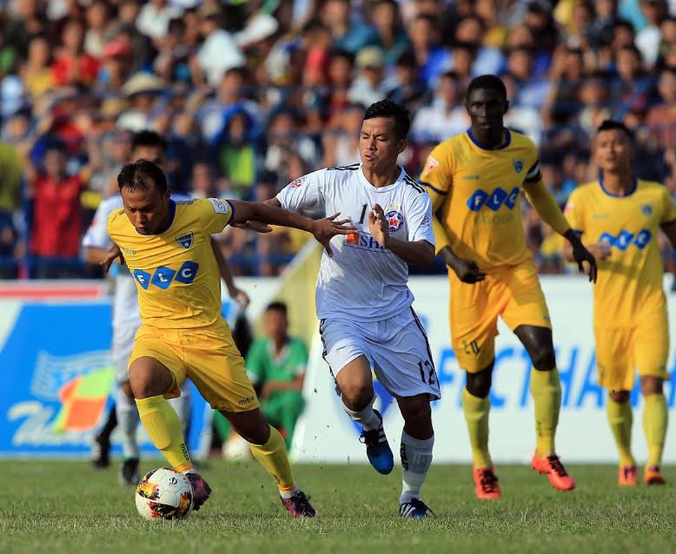 Thắng kịch tính Đà Nẵng, Thanh Hóa tạm dẫn đầu V-League - 1
Các cầu thủ Thanh Hóa (áo vàng) thi đấu với SHB Đà Nẵng (áo trắng), ảnh: Minh Phương