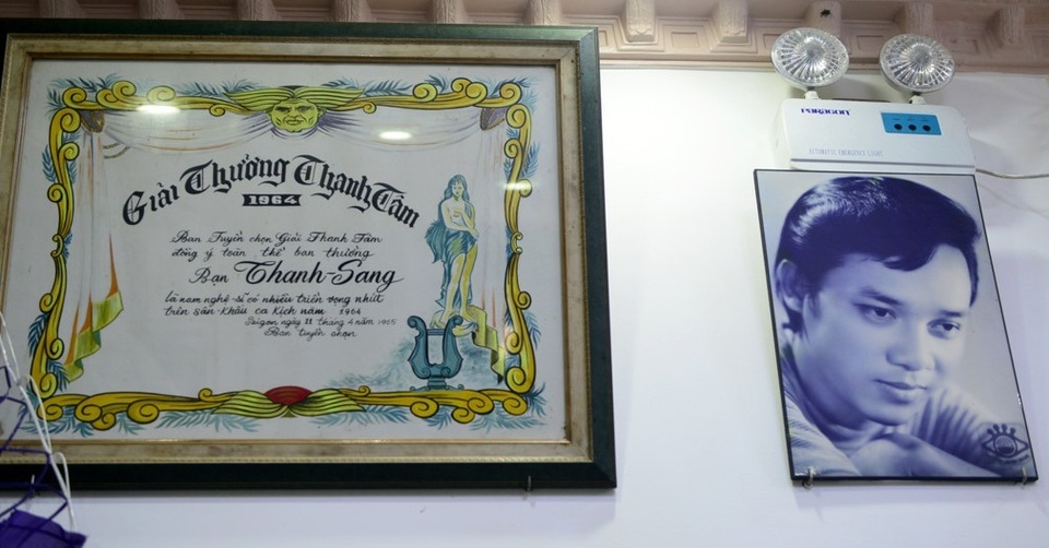 Đông đảo nghệ sĩ nổi tiếng tới viếng NSƯT Thanh Sang - 2 Trong nhà nghệ sĩ treo rất trang trọng giải thưởng Thanh Tâm mà ông nhận được vào năm 1964. Bên cạnh là chân dung thời trẻ của NSƯT Thanh Sang.
