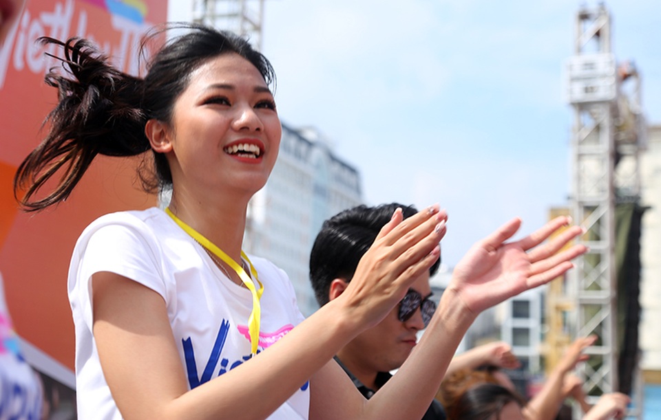 Người đẹp Phương Lan, Thanh Tú tươi tắn tại giải chạy việt dã dành cho giới trẻ - 2
Thanh Tú cháy hết mình trong những giai điệu âm nhạc sôi động