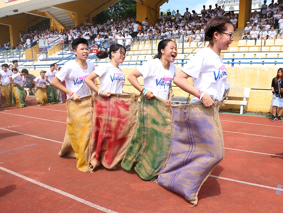Người đẹp Phương Lan, Thanh Tú tươi tắn tại giải chạy việt dã dành cho giới trẻ - 4
Thử thách nhảy bao bố tập thể đòi hỏi sự kết hợp ăn ý giữa các thành viên trong một đội.