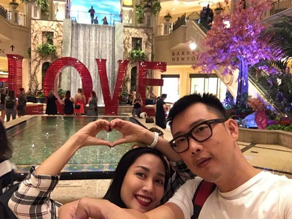 Quách Ngọc Ngoan khoe mặt mộc của người tình đại gia - 12 Ốc Thanh Vân chia sẻ ảnh cùng chồng kỷ niệm 9 năm ngày cưới. Cô viết: Mình thích tình yêu trong hôn nhân. Nó là thứ tình cảm vị tha, chia sẻ và trách nhiệm. Nó là thứ làm bạn hoàn thiện và tốt hơn mỗi ngày. Và trên hết là sự gắn kết khó mà tách rời bởi một bầy con. 13/10/2008 - 13/10/2017, kỷ niệm 9 năm ngày cưới Ốc Rùa.