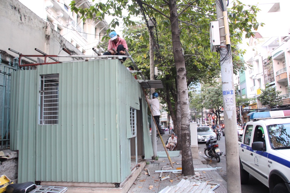 “Cuộc chiến” giành lại vỉa hè: Nhìn lại sau 40 ngày ra quân - 15
Trước động thái mạnh của lãnh đạo quận 1 (TPHCM) về việc cưỡng chế, phá dỡ các công trình lấn chiếm vỉa hè, chiều 25/2, UBND phường Nguyễn Thái Bình đã chủ động triển khai lực lượng tiến hành tháo dỡ trụ sở chốt dân phòng khu phố 3 lấn chiếm vỉa hè.