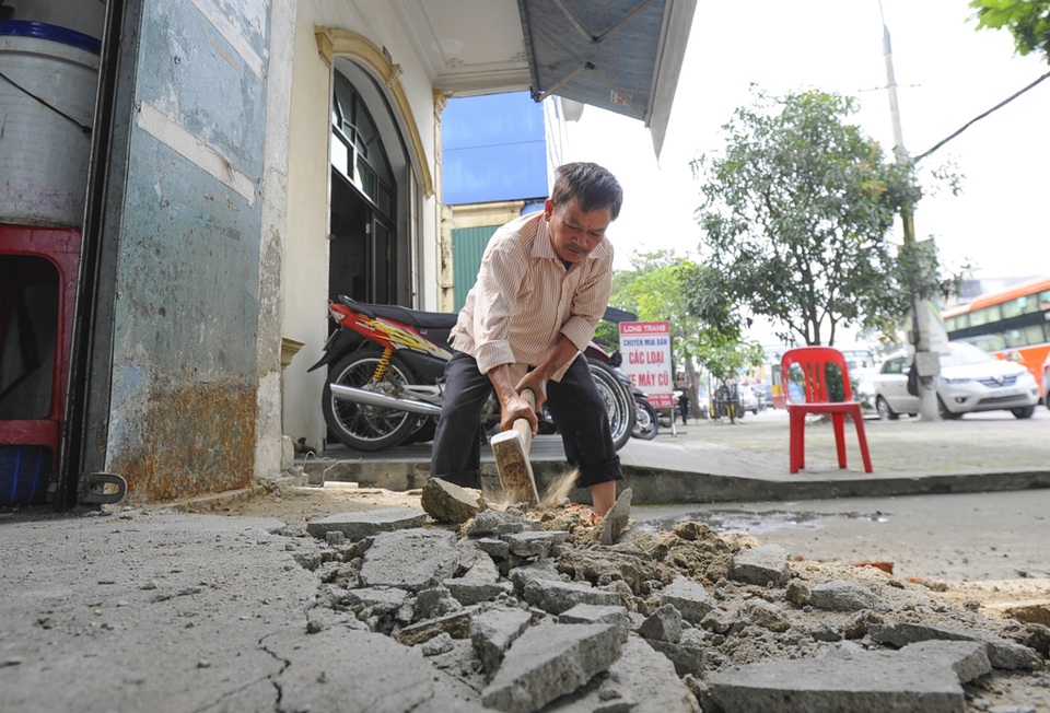 Người dân phá tam cấp, trả vỉa hè trước “giờ G” - 4 Chủ trương để đảm bảo hè thông, đường thoáng của UBND Tp Vinh nhận được sự đồng thuận của nhiều người dân