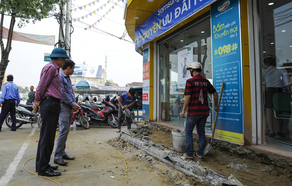 Người dân phá tam cấp, trả vỉa hè trước “giờ G” - 6 Cán bộ UBND phường Hà Huy Tập (TP Vinh) đến hiện trường vận động người dân tự tháo dỡ công trình lấn chiếm vỉa hè.