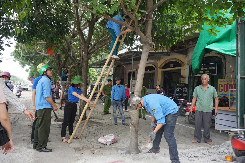 Dân hạ nền nhà để “thích ứng” với vỉa hè sau giải tỏa - 3
Cán bộ phường Bến Thủy (TP Vinh) giúp người dân tháo dỡ bạt che để cảnh quan đô thị đẹp hơn
