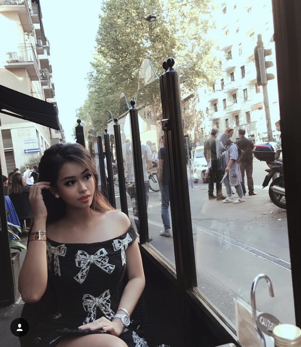 Bí mật về hot girl “Hội con nhà giàu” - ái nữ của Johnathan Hạnh Nguyễn - 2 Cô thường xuyên xuất hiện ở những khung trời “sang chảnh” và tài khoản instagram của cô đang chạm mốc 100 ngàn người theo dõi.
