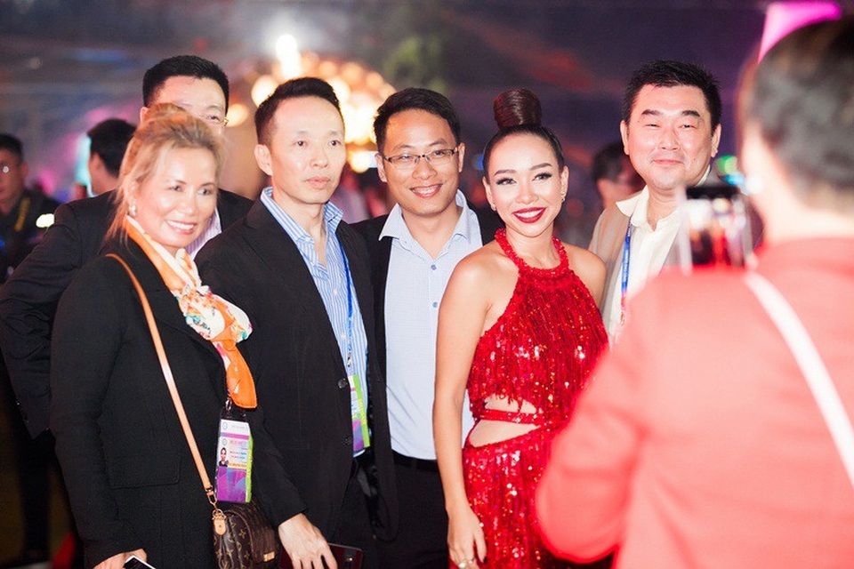 Thảo Trang chia sẻ: Khi nhận lời tham gia biểu diễn trong đêm chào mừng Hội nghị thượng đỉnh APEC, tôi khá lo lắng bởi đây là một sự kiện mang tính chất quốc tế và rất quan trọng. Tuy nhiên, việc thể hiện sở trường hát tiếng Anh của mình đã giúp tôi tự tin hơn và trình diễn hết khả năng của mình để phần nào mang hình ảnh nghệ sĩ Việt Nam đến gần hơn với bạn bè quốc tế. Bản thân tôi cũng rất vui và tự hào khi những màn trình diễn của mình được mọi người ủng hộ nhiệt tình. Điều này trở thành động lực để tôi ngày càng cố gắng hơn nữa trong việc theo đuổi đam mê âm nhạc của bản thân.