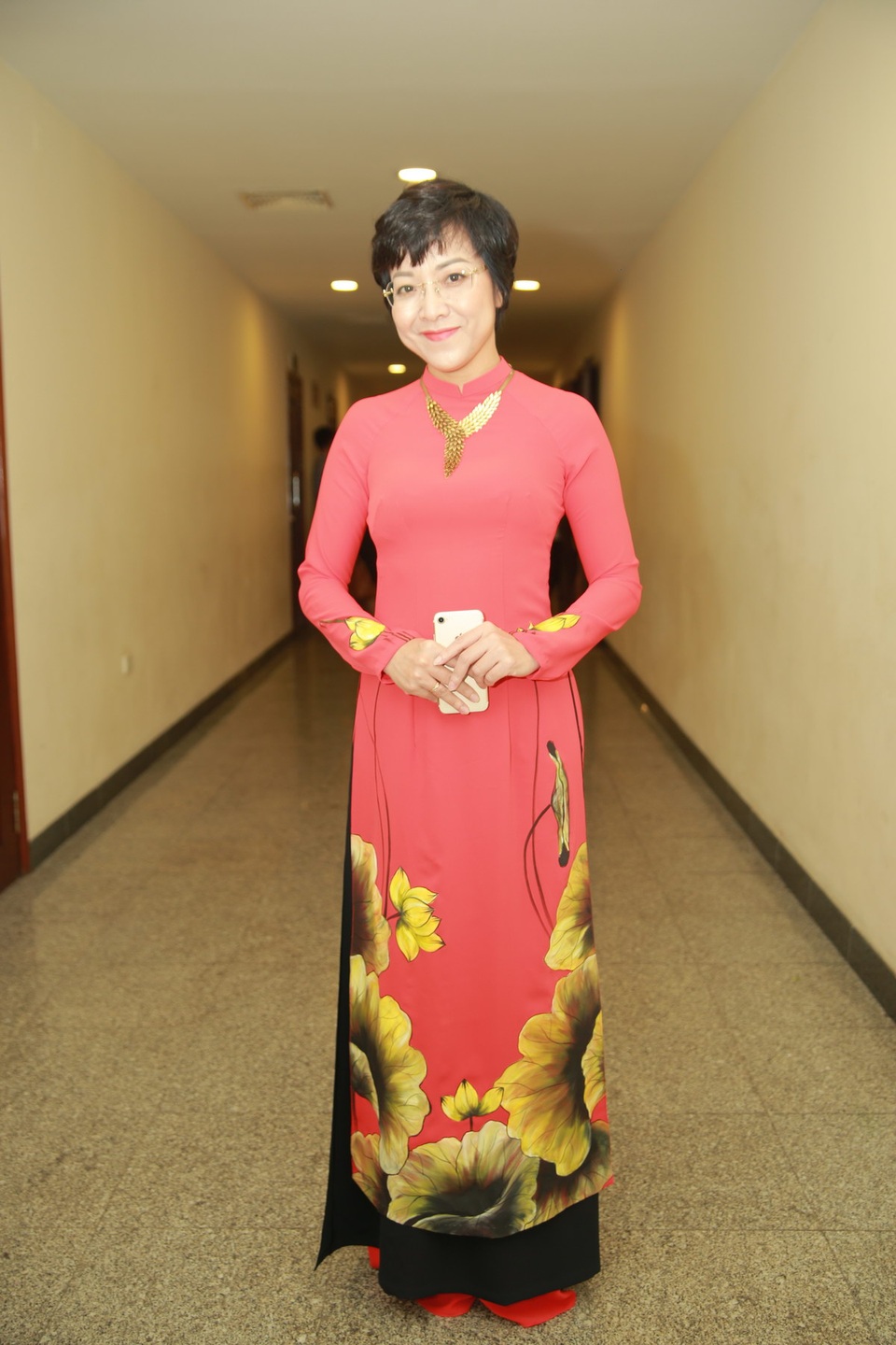 MC Thảo Vân bất ngờ diện đồ bà ba sặc sỡ, khoe giọng hát “ngọt lịm” - 1 Tối qua, MC Thảo Vân đảm nhận cùng lúc 2 vai trò, vừa là người dẫn dắt chương trình, vừa là ca sỹ hát song ca với chủ nhân đêm nhạc.