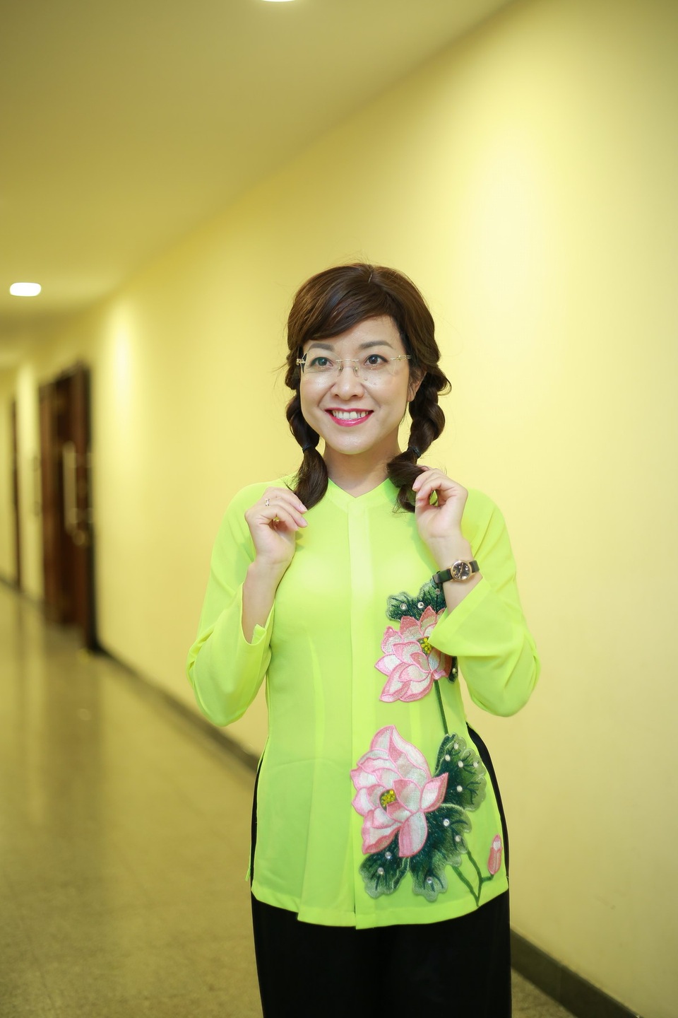 MC Thảo Vân bất ngờ diện đồ bà ba sặc sỡ, khoe giọng hát “ngọt lịm” - 3 MC Thảo Vân bất ngờ diện đồ bà ba sặc sỡ, khoe giọng hát “ngọt lịm” - 3