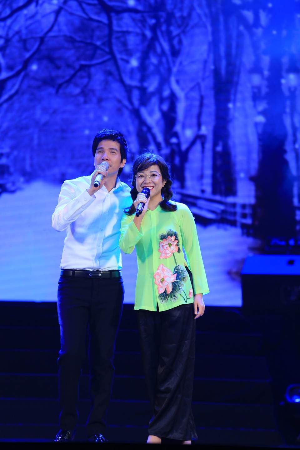 NSƯT Hoài Linh bất ngờ khoe giọng hát rất “tình” trong liveshow Hồ Quang 8 - 6 MC Thảo Vân gây bất ngờ với giọng hát truyền cảm.