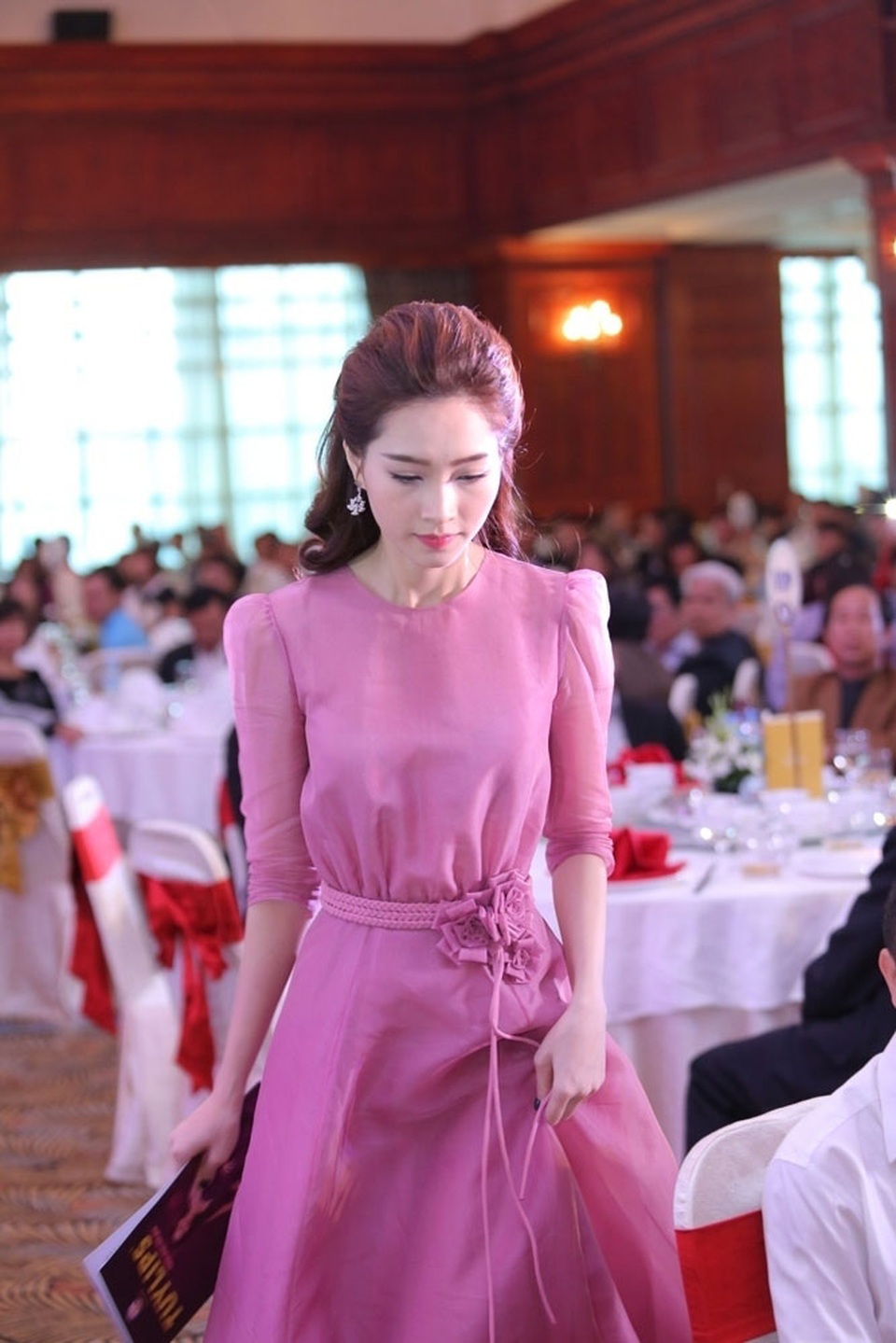 Hoa hậu Đặng Thu Thảo thu hút ánh nhìn với vẻ đẹp kiêu sa - 1