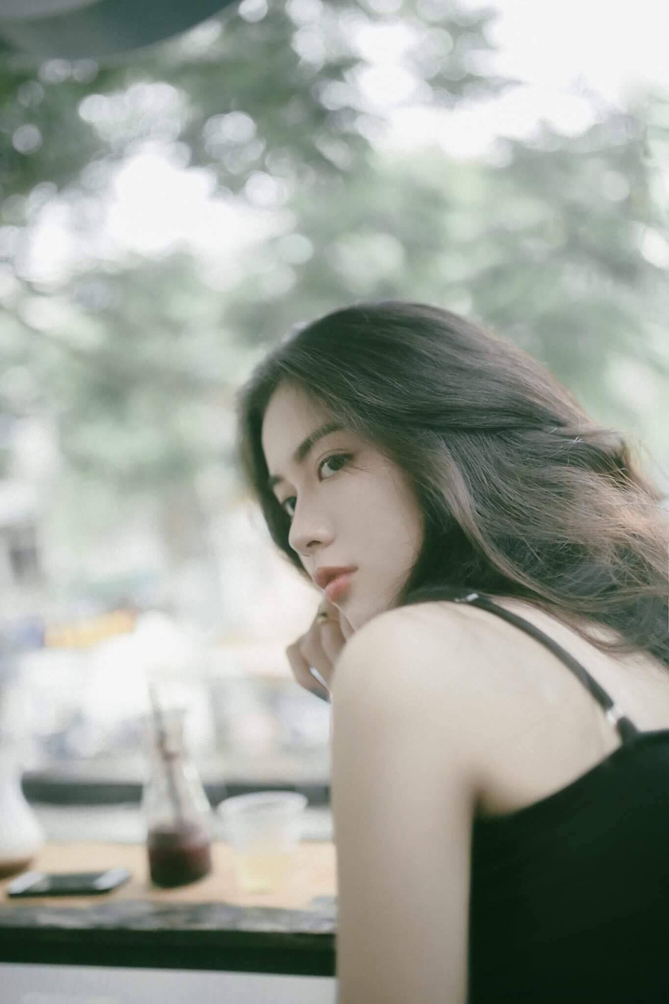 Rất nhiều nhiếp ảnh đã bày tỏ ý muốn được làm quen với nữ sinh Nguyễn Vi để được chụp cô. Dẫu vậy, Vi thường giữ im lặng vì ngại ngần người lạ.