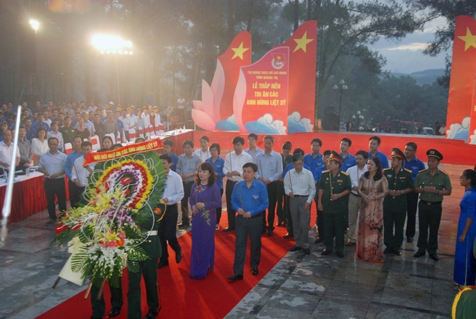 Hàng vạn ngọn nến lung linh trong đêm tri ân liệt sĩ - 1
Đại diện các Bộ, ngành Trung ương dâng hoa tại Nghĩa trang Quốc gia Trường Sơn