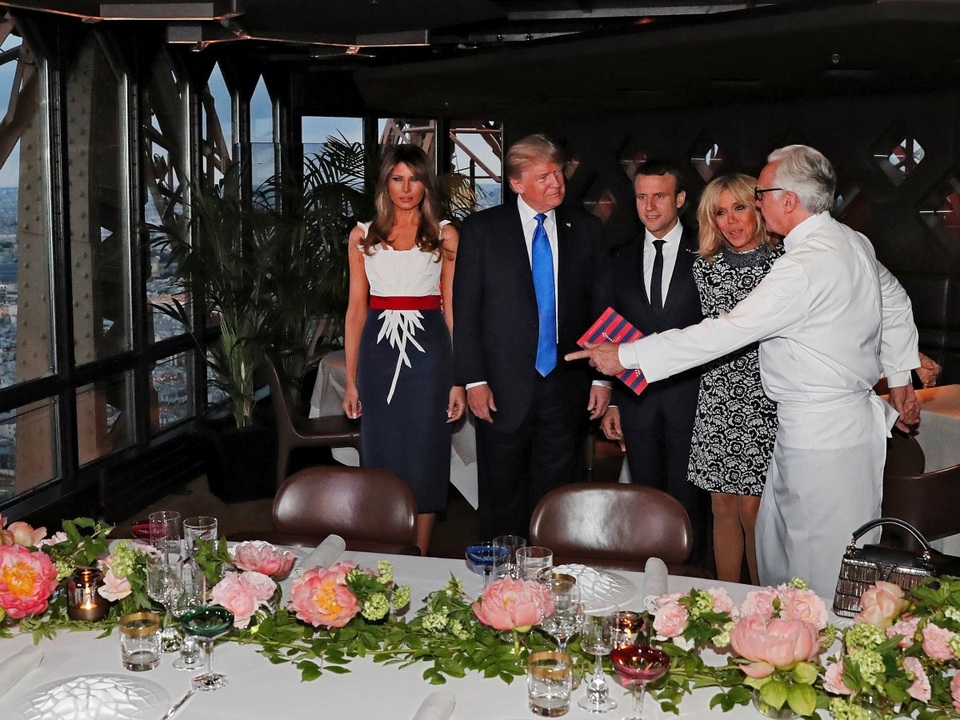 Ông Trump được chiêu đãi tiệc tối trên tháp Eiffel - 1
Tiệc chiêu đãi dành cho Tổng thống Trump và phu nhân Melania nhân chuyến công du Pháp được diễn ra tại nhà hàng Jules Verne trên tầng 2 của tháp Eiffel. (Ảnh: Reuters)
