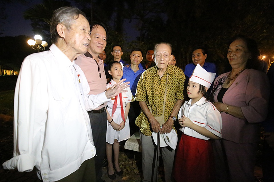 Bạn trẻ dâng hương tri ân Đại tướng Võ Nguyên Giáp tại 30 Hoàng Diệu - 2
Các bạn trẻ và các em thiếu nhi Hà Nội vinh dự được gặp gỡ, giao lưu và lắng nghe những câu chuyện lịch sử hào hùng từ bác La Văn Cầu - Đại tá, Anh hùng lực lượng vũ trang nhân dân.