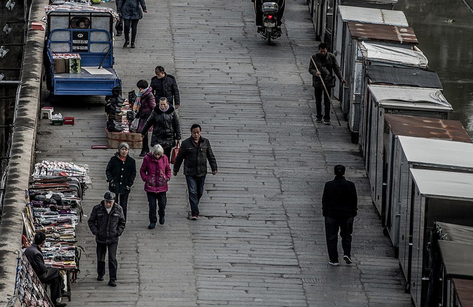 Những ki ốt của các thầy bói dựng tạm và nằm san sát nhau