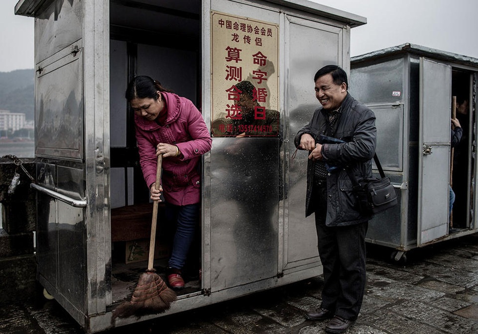 Một số thầy bói có vợ tới chăm sóc và quét dọn hàng ngày.