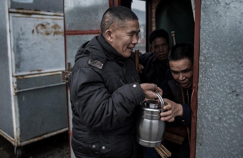 Cuộc sống của các thầy tướng tại đây rất thanh đạm. Họ chia sẻ với nhau từng bữa cơm và nương tựa lẫn nhau