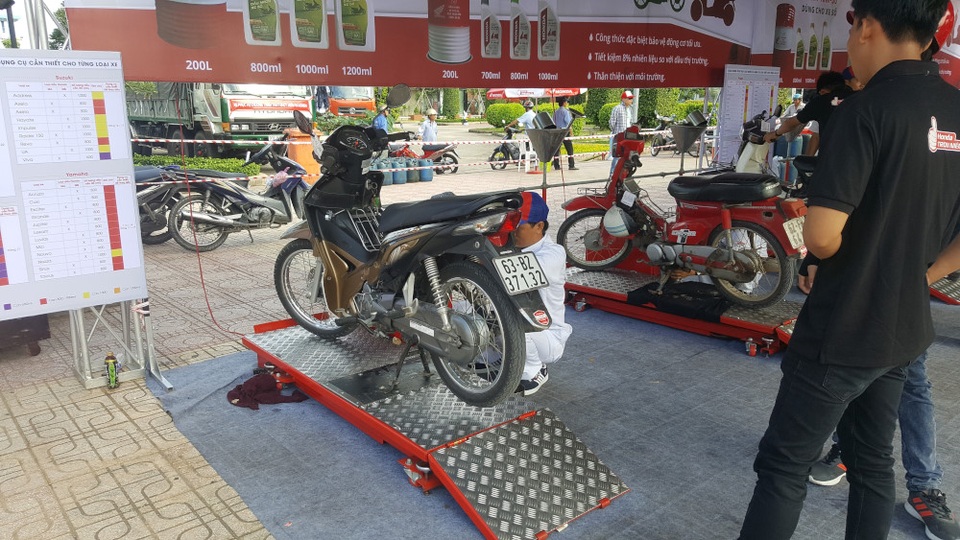 Honda Việt Nam khởi động chuỗi chương trình “Trọn niềm tin 2017” - 4
Thay dầu miễn phí cho xe của khách