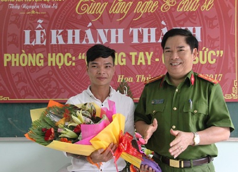 Quảng Bình: Lớp học mới của thầy giáo từng sa chân vào ma túy - 1 Niềm vui của Nguyễn Văn Sỹ trong ngày khánh thành lớp học “đặc biệt”