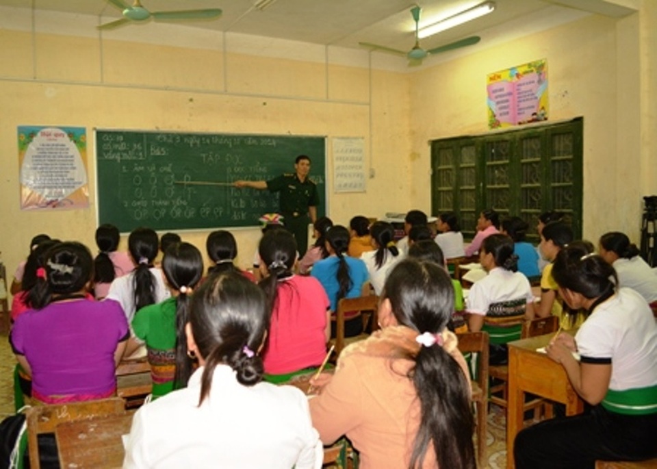 Ấm áp nghĩa tình nơi hai tuyến biên giới - 5 Thiếu úy Nguyễn Sỹ Tiến, nhân viên vận động quần chúng, Đồn Biên phòng Cửa khẩu Tén Tằn (huyện Mường Lát, tỉnh Thanh Hóa) dạy chữ cho bà con dân tộc Mường Lát