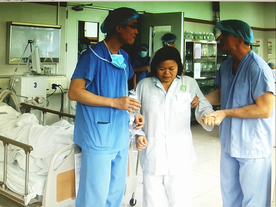 Bệnh nhân sau 2 tiếng thay khớp gối đã có thể đi lại. Ảnh: T.A