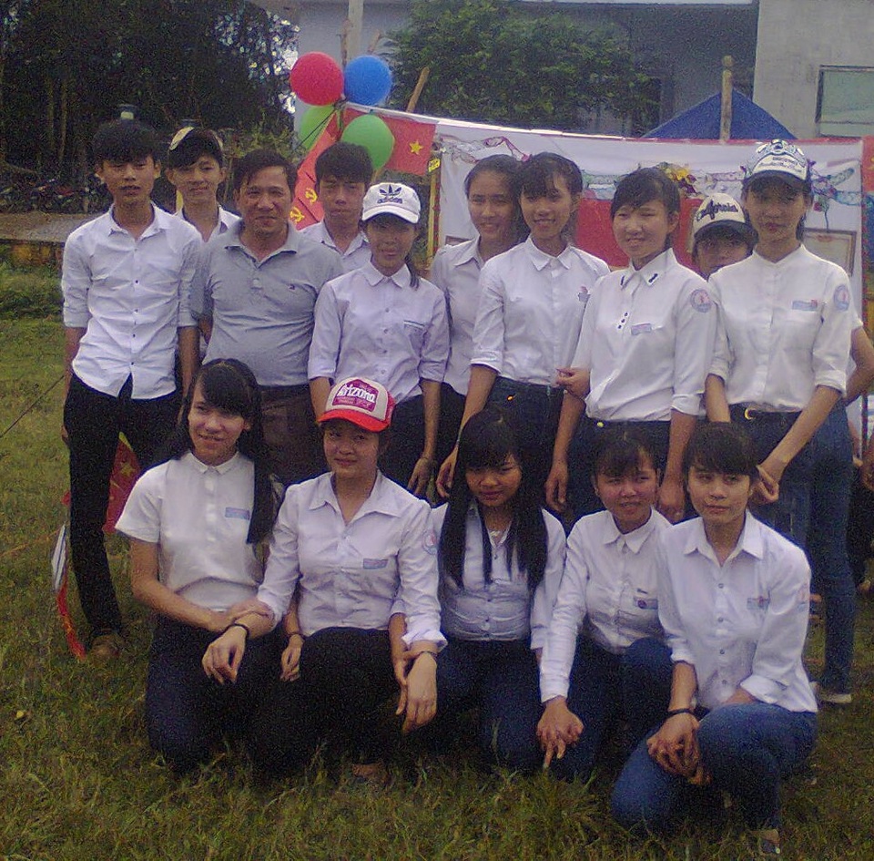 7 lý do để tôi chọn nghề giáo - 1 Thầy Lê Xuân Chiến - tác giả bài viết và học sinh trong một buổi cắm trại.