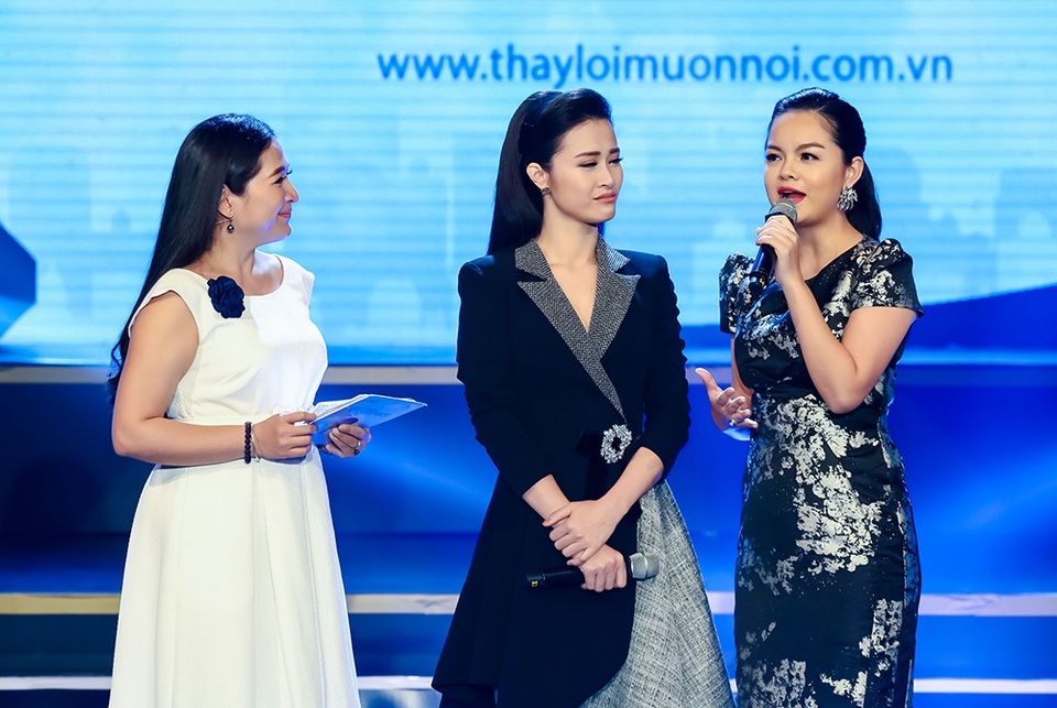 Đông Nhi, Phạm Quỳnh Anh khóc khi hát tưởng nhớ Wanbi Tuấn Anh - 2
Phạm Quỳnh Anh nhớ lại một kỷ niệm mà chị không bao giờ quên khi nhắc đến Wanbi: Ở Bi có một sự lạc quan đáng kinh ngạc. Khi em bé đầu tiên của Quỳnh Anh ra đời, Bi và nhóm bạn đã lên tận bệnh viện ở Bình Dương thăm. Khi ấy Bi đã mất đi một bên mắt rồi. Mình vừa vui vừa bối rối, nghĩ rằng chắc mình cố kiềm nén sự thương cảm để em ấy khó xử, nhưng bù lại Wanbi lại rất nhẹ tênh, và ánh mắt ấy, nụ cười ấy vẫn còn mãi.