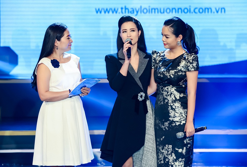 Đông Nhi, Phạm Quỳnh Anh khóc khi hát tưởng nhớ Wanbi Tuấn Anh - 3 Đối với Đông nhi, Wanbi Tuấn Anh như một người truyền cảm hứng, một đàn anh mà niềm đam mê âm nhạc của anh là điều để lại cho Đông Nhi nhiều xúc động: Với anh Bi âm nhạc luôn là một thứ vô cùng quan trọng, vì thế bất kỳ lúc nào thấy anh Bi sống cùng trong âm nhạc thì đó là một Wanbi Tuấn Anh mà mọi người yêu mến vì đối với anh âm nhạc là thứ kết nối cảm xúc giữa anh và khán giả.