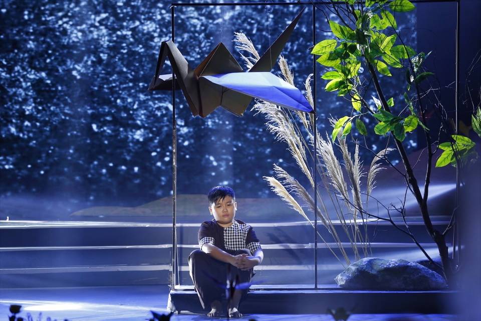 Ba mẹ Trấn Thành bật khóc khi xem con hát - 9 Bé Thành Trung (Quán quân Người dẫn chương trình tương lai - The Kid Host) minh họa qua ca khúc Chú bé đi tìm cha, bài hát quen thuộc trong bộ phim Đất phương nam.
