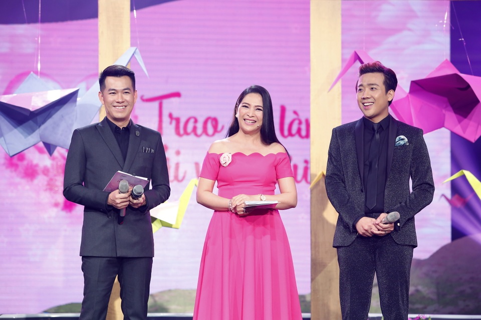 Ba mẹ Trấn Thành bật khóc khi xem con hát - 2 Bất ngờ hơn, ba mẹ Trấn Thành đã bí mật đến tham dự ngồi dưới hàng ghế khán giả để xem Trấn Thành biểu diễn. Nhiều lần ba mẹ nam MC đã không kiềm được xúc động khi lắng nghe con hát. Ngay sau khi Trấn Thành biểu diễn xong, ba mẹ anh đã lên sân khấu và có những lời động viện dành cho con trai trước áp lực mà Trấn Thành chịu đựng trong thời gian qua.