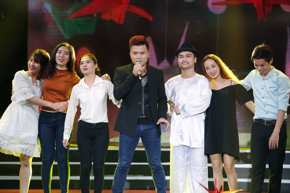 Ba mẹ Trấn Thành bật khóc khi xem con hát - 8 Nam ca sĩ Khang Việt qua ca khúc Ai cũng có ngày xưa, nhắc mọi người về nơi chốn bình yên gia đình, về công ơn và lòng ghi nhớ với cha mẹ.