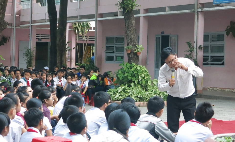 Không thu gom vỏ lon bia, học sinh Đà Nẵng làm “kế hoạch nhỏ” bằng cách nào? - 1 Thầy Ngô Ngọc Hoàng Vương trong một buổi trò chuyện với các em học sinh Đà Nẵng